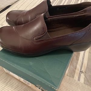 Clarks May Poppy brown size 11M, NEW in box.